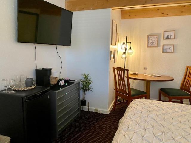 Moose Creek Lodge & Suites Коді Номер фото