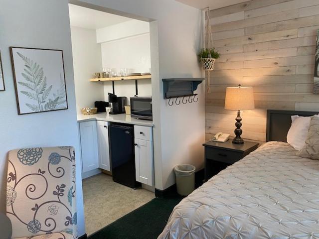 Moose Creek Lodge & Suites Коді Номер фото