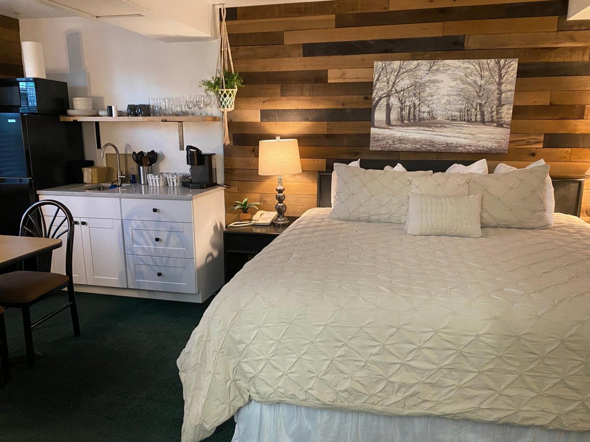 Moose Creek Lodge & Suites Коді Номер фото