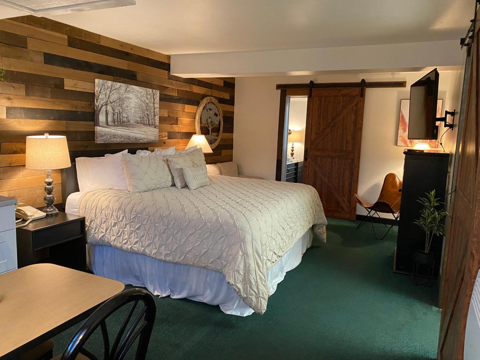 Moose Creek Lodge & Suites Коді Номер фото